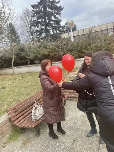 С валентинки и балони влюбените в Кюстендил посрещнаха празника