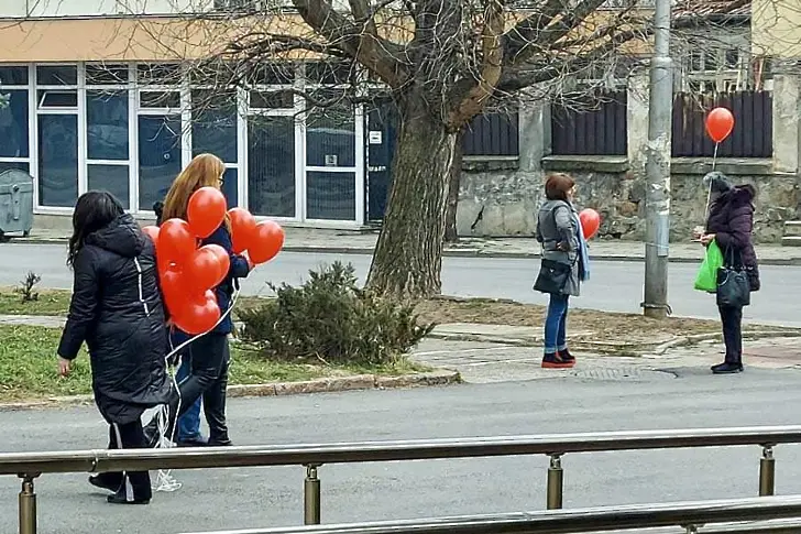 С валентинки и балони влюбените в Кюстендил посрещнаха празника