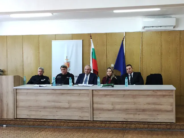 Министър Демерджиев поздрави полицаи в Пазарджик за постигнатите резултати