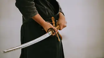 Китаец уби сина си със самурайски меч заради слаб успех