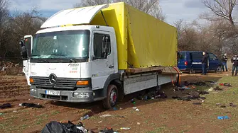Сарафов: Загиналите в камиона ковчег са умирали бавно и мъчително (снимки на камиона)