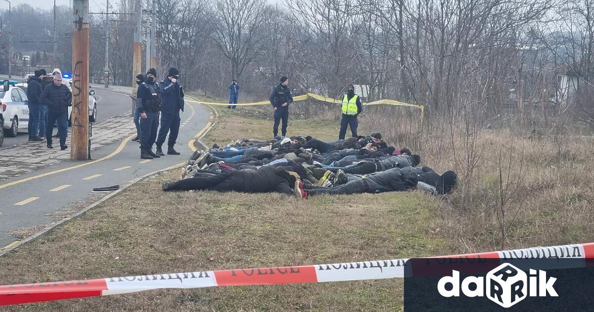 Телата на 18 мигранти са открити в камион край софийското