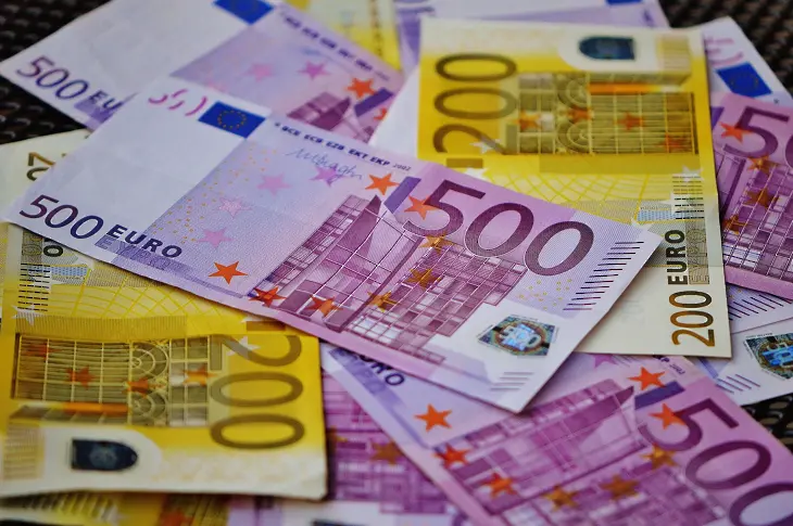 Варненка задигна 5000 евро, скрити под дюшек