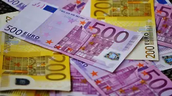 Варненка задигна 5000 евро, скрити под дюшек