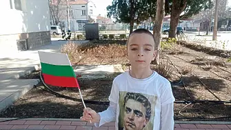6-годишен патриот просълзи Камено с доброволен рецитал за Левски (видео)