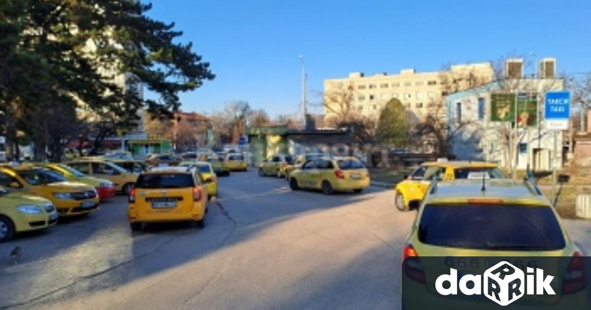Таксиметрови шофьори от Враца направиха протестно автошествие по улиците на