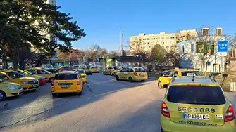 Протестно шествие на таксиметрови шофьори във Враца - в памет на загиналия им колега върху всяко такси останаха по 2 карамфира