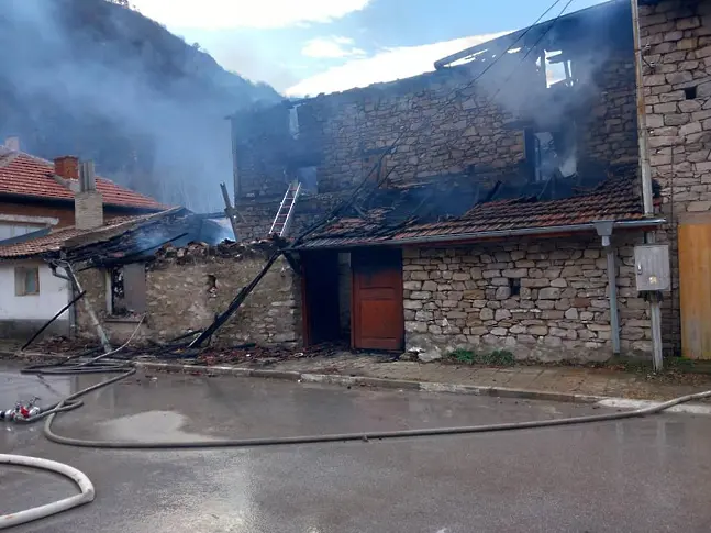 Пожар изпепели къща в Бачково 