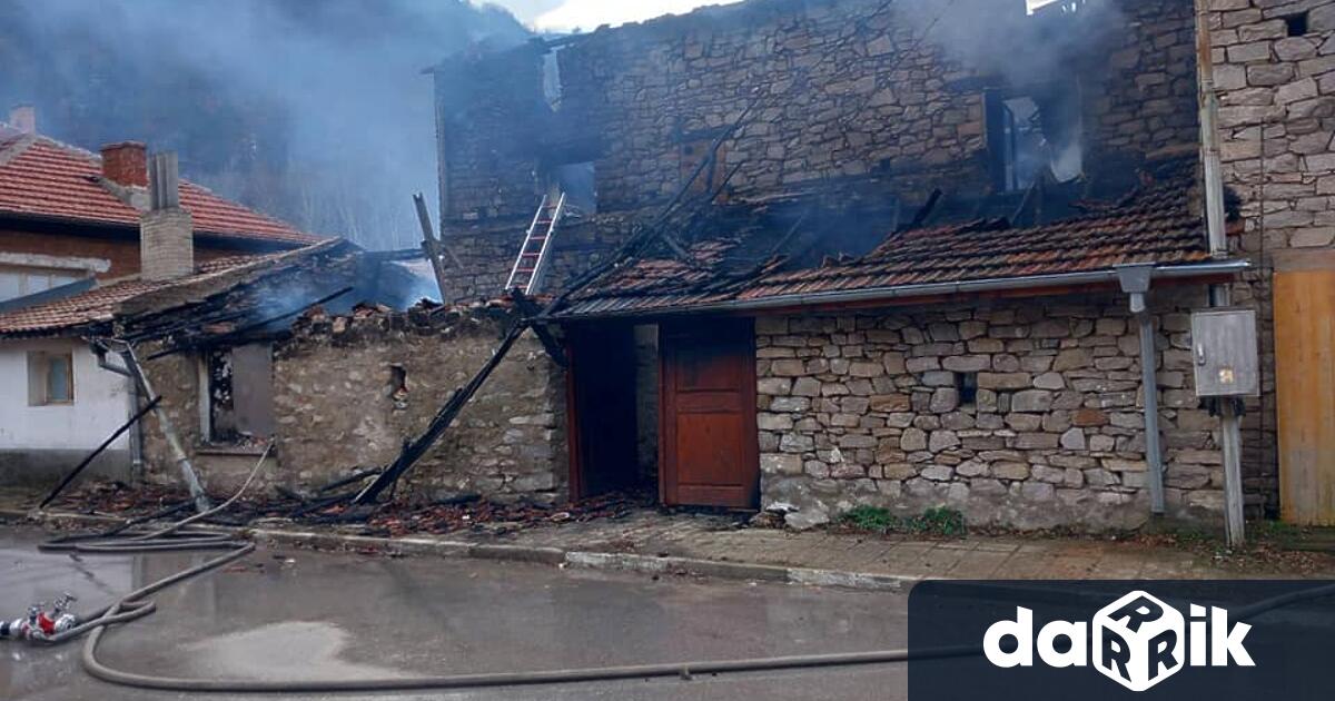 Пожар изпепели къща в асеновградското село Бачково и остави без