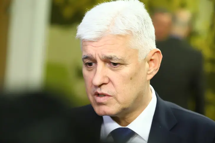Димитър Стоянов: Твърде късно е България да присъедини към “триъгълните сделки“ за превъоръжаване