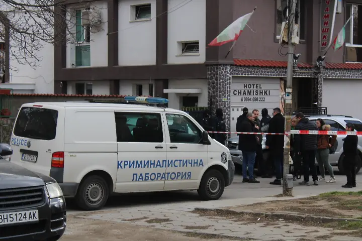 Полицията нахлу в хотел в Благоевград по сигнал за сводничество и проституция (снимки)