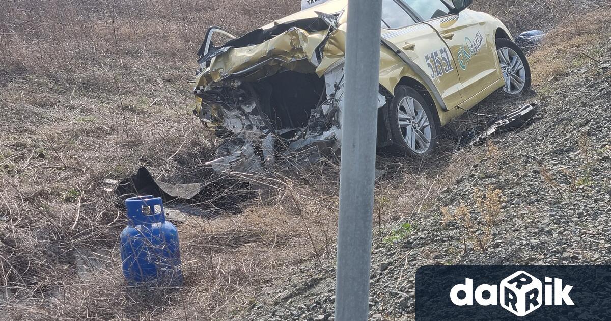 Таксиметров шофьор загина при тежка катастрофа край Поморие. Инцидентът е