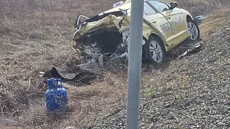 Таксиметров шофьор загина при тежка катастрофа с камион (снимки)