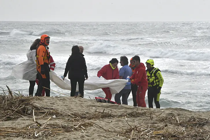 Повече от 40 души, сред които и бебе, загинаха след като претоварената им лодка е потънала край Италия (снимки и видео)