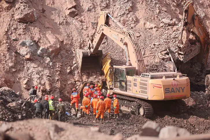 Шестима загинали и близо 50 изчезнали при срутване в китайска мина