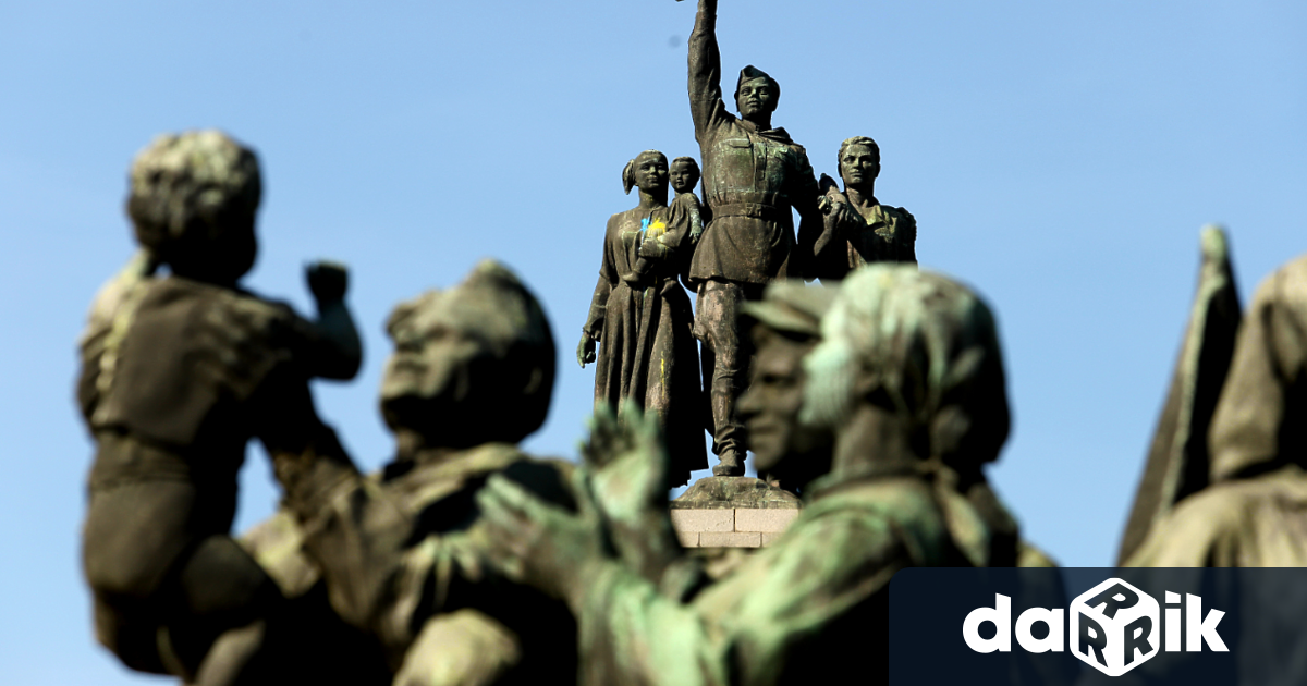 Счупиха плочата на паметника на Съветската армия в столицата, на