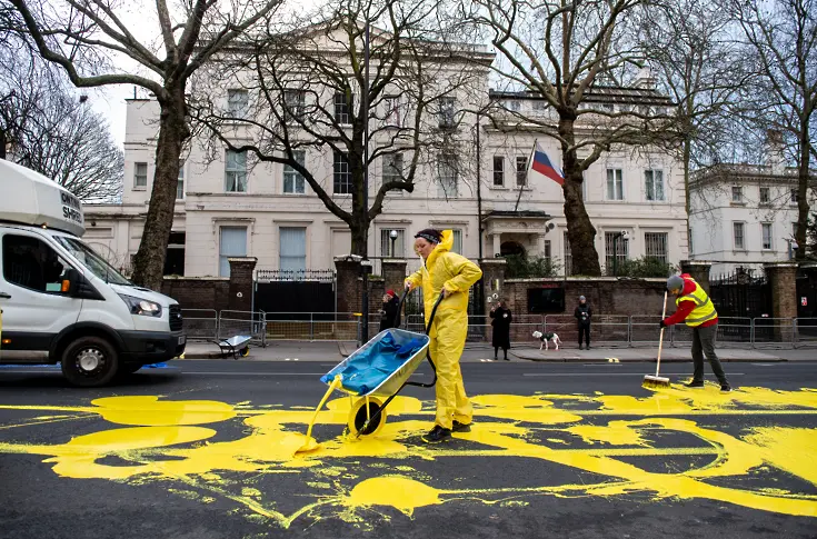 Боя в цветовете на украинското знаме беше разпръсната пред руското посолство в Лондон (видео и снимки)