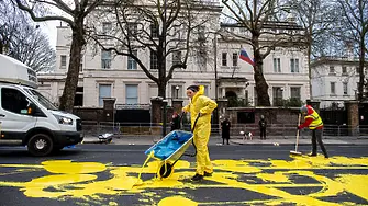 Боя в цветовете на украинското знаме беше разпръсната пред руското посолство в Лондон (видео и снимки)