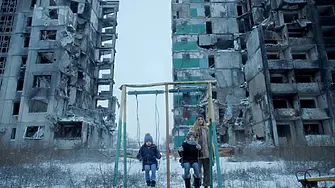 Украинци рецитират текста на песента „Никога няма да ходиш сам“ във видео за годишнината от войната