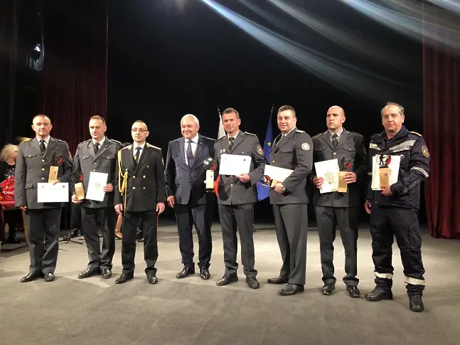 Наградиха служители на РДПБЗН Кюстендил на церемонията „Пожарникар на годината“ за 2022 