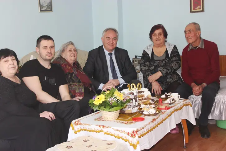 100-годишната плевенчанка Дамяна Гроздева: Важното е каква диря ще остави човек в живота си 
