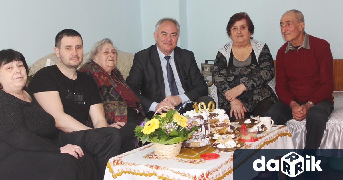 Плевенчанката Дамяна Гроздева навърши днес 100 години. Тя празнува с