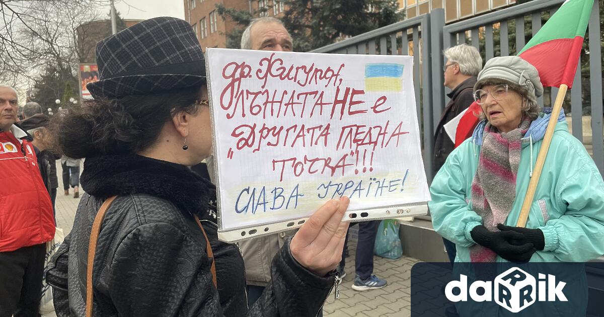 Протестиращи се събраха пред Българското национално радио с искане да