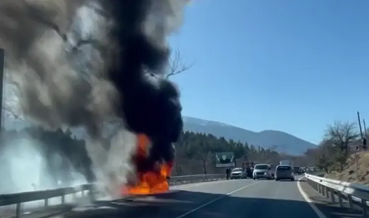 Кола се самозапали на пътя Симитли-Банско