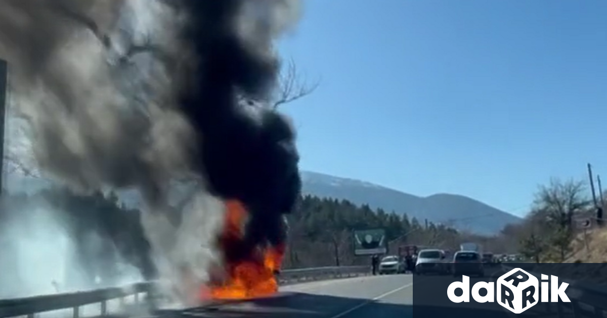 Автомобил се самозапали на пътя Симитли Банско при прохода Предела Шофьорът