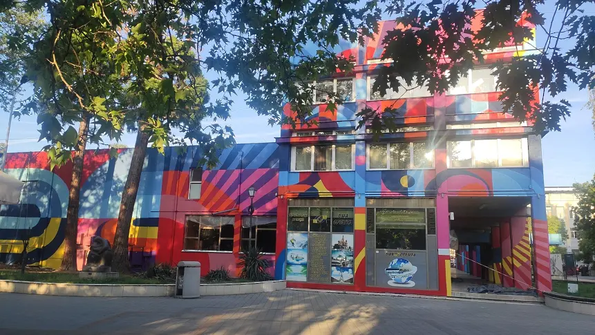 Разпоредиха на Община Пазарджик да почисти боядисаната фасада на Младежкия дом