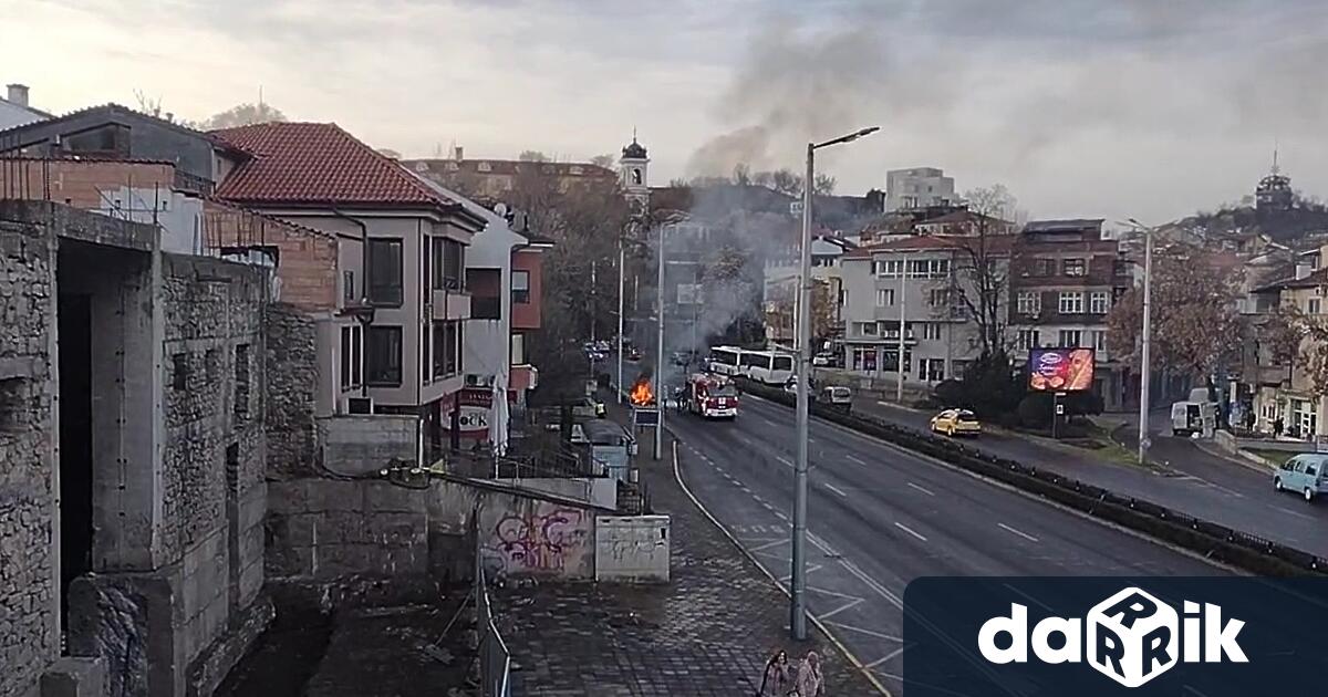 Автомобил се запали и изгоря на бул Цар Борис III