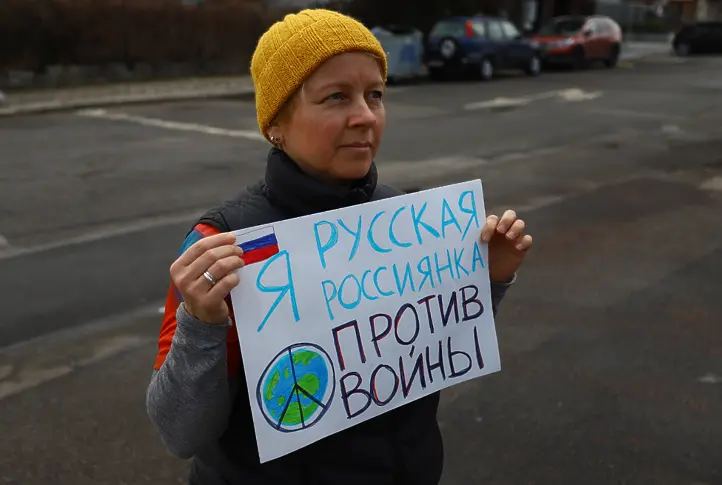 Против войната: Руснаци протестират пред руското посолство в София
