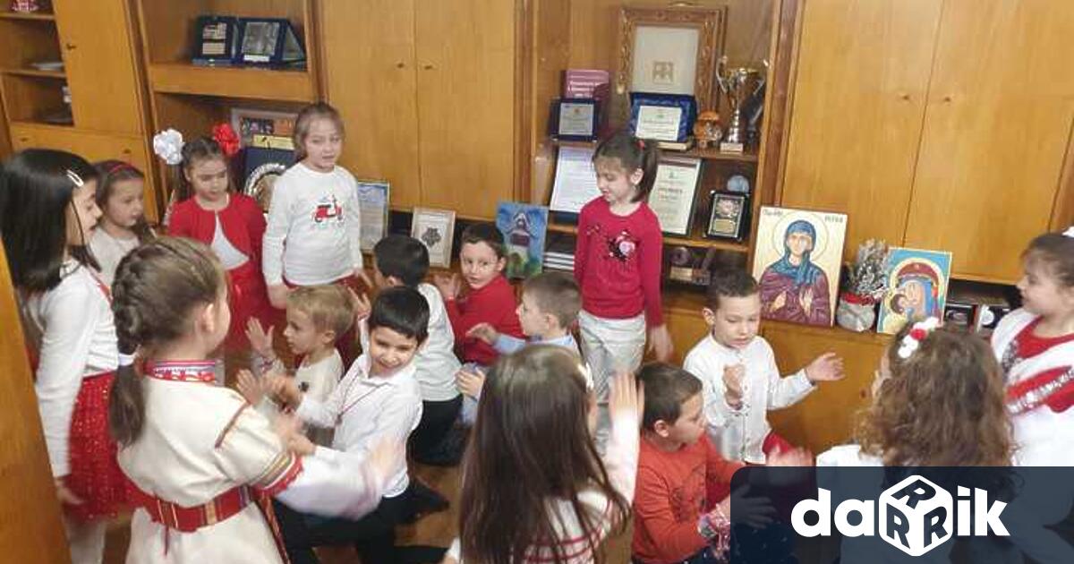 Малчуганите от детска градина Зора в Дупница гостуваха днес по