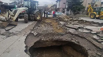Извънредна ситуация: Спукана тръба изкопа кратер на градска улица