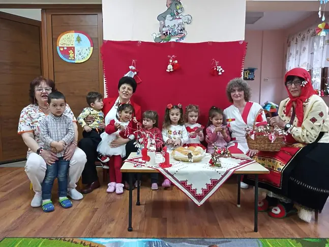 В село Обнова посрещнаха Баба Марта с много песни