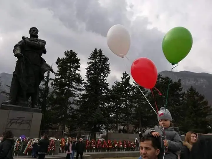 Във Враца 3 март започна с празнично шествие с националния трибагреник