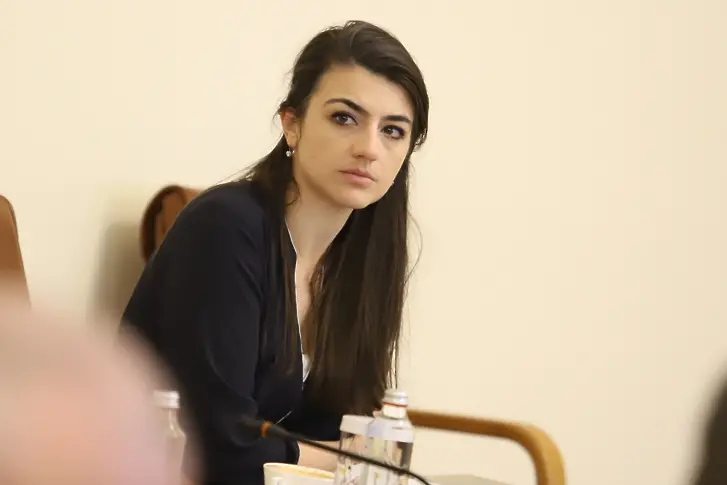 Лена Бориславова съди сценаристите на Слави Трифонов за обида