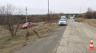 Кола излетя от пътя край Благоевград (снимки)