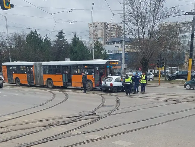 Катастрофа между автобус и кола в София, има ранен (видео)