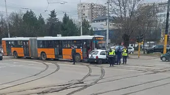 Катастрофа между автобус и кола в София, има ранен (видео)