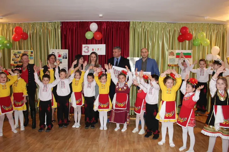 Деца почетоха героите на България