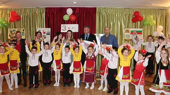 Деца почетоха героите на България