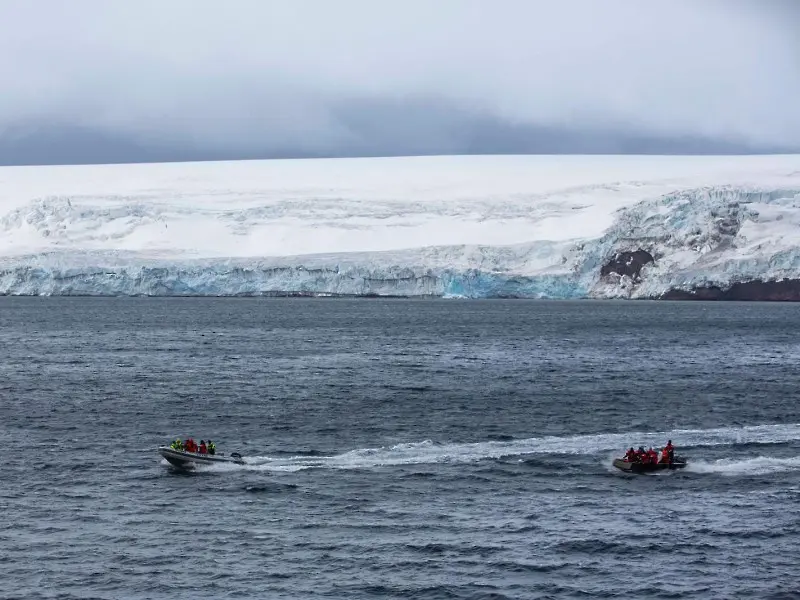 Полярният ни кораб спаси антарктици в беда (снимки)