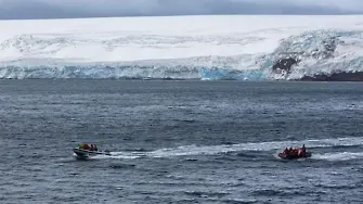 Полярният ни кораб спаси антарктици в беда (снимки)