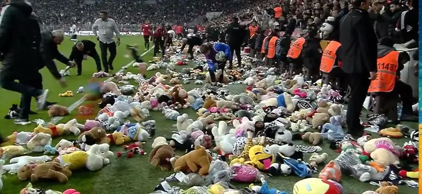 Турски футболни фенове заляха стадион с плюшени играчки с искания за оставка на правителството (видео)