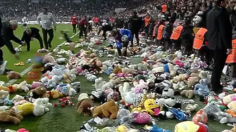 Турски футболни фенове заляха стадион с плюшени играчки с искания за оставка на правителството (видео)