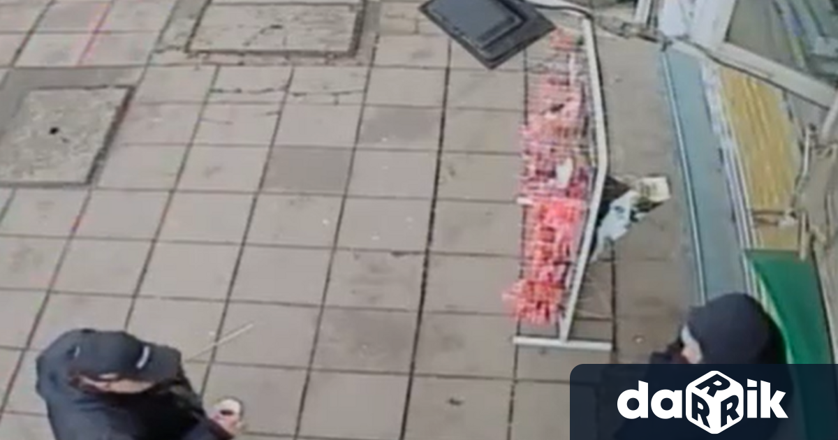 В центъра на София търговец на мартеници блокира достъпа до