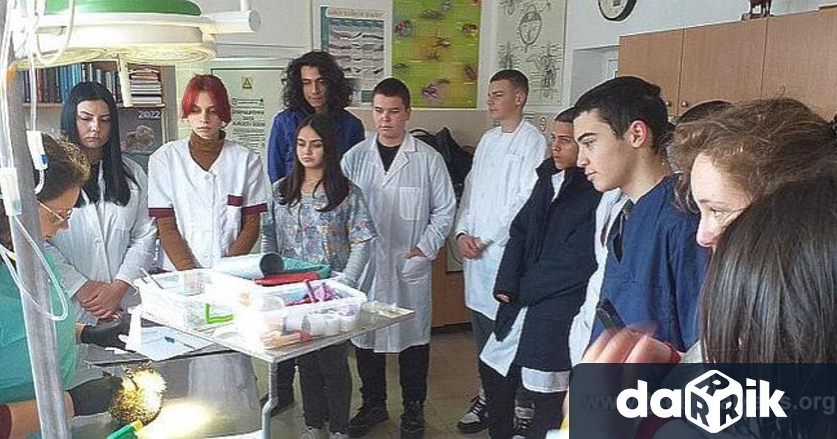 30 ученици от Националната професионална гимназия по ветеринарна медицина Иван