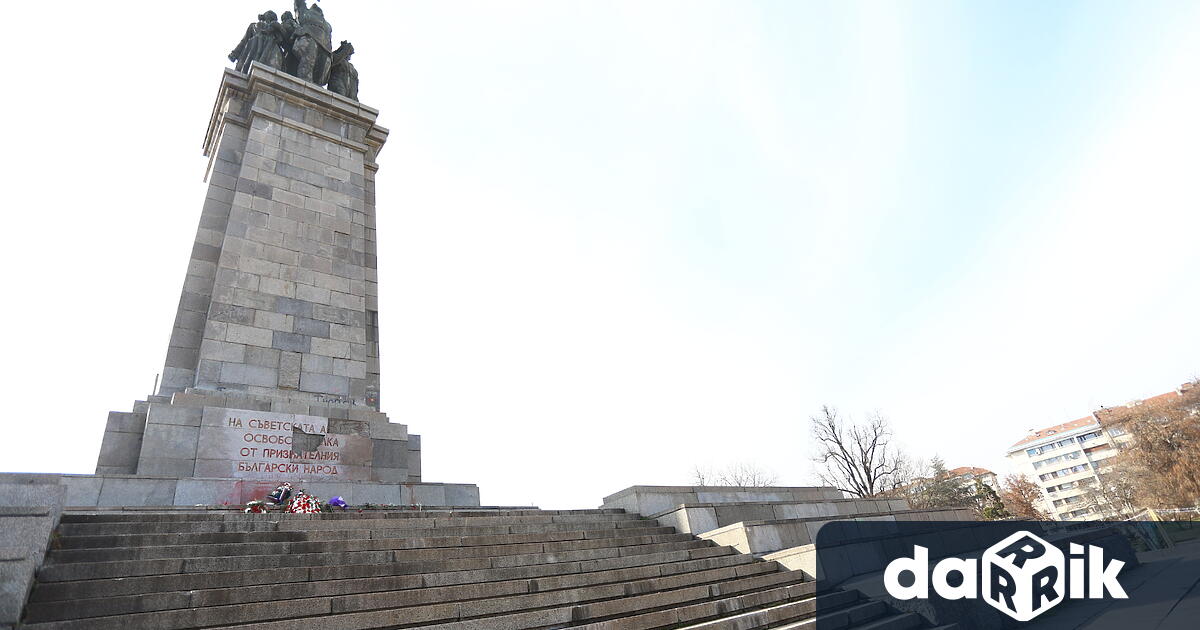 С 11 гласа За три – Против и един Въздържал