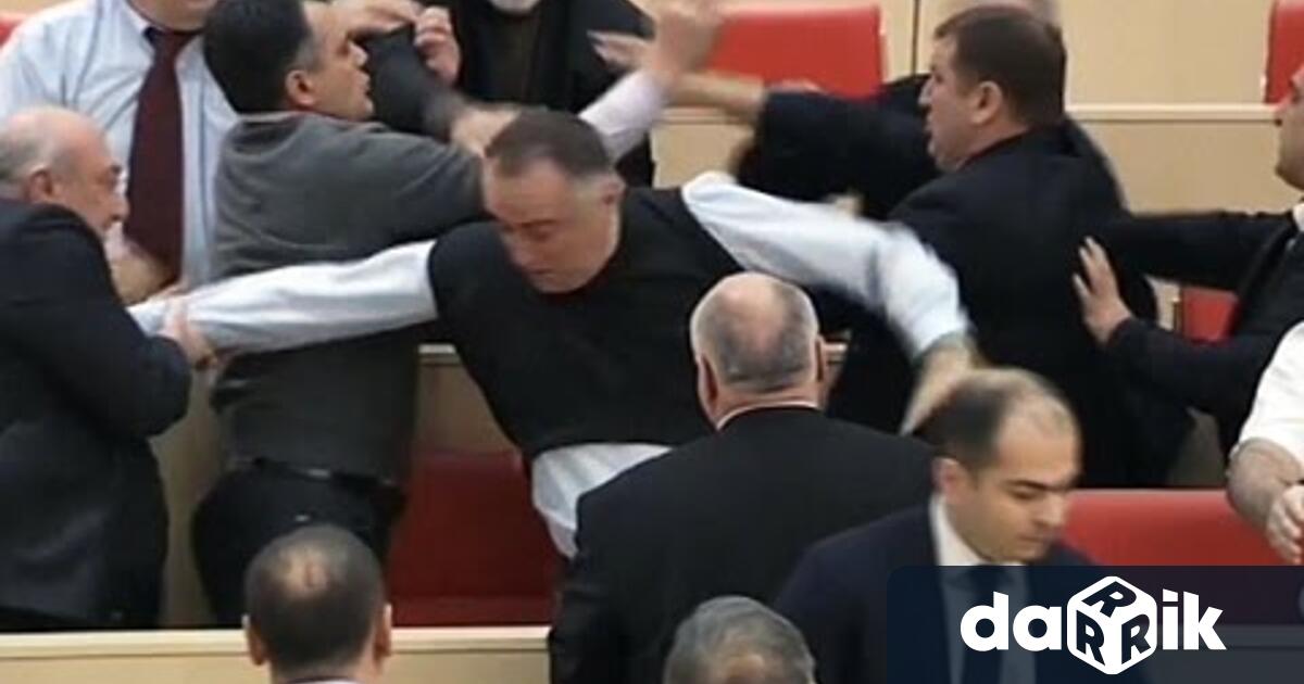 Депутатите в Грузия се сбиха докато парламентарна комисия обсъждаше спорен